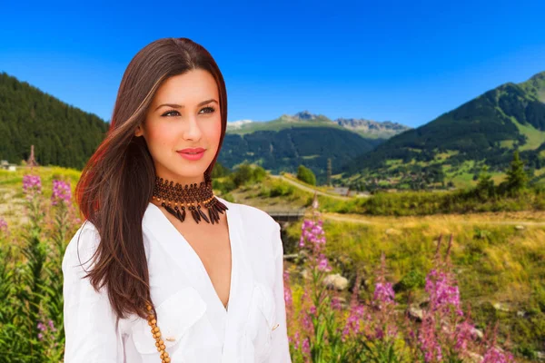 Beautifiul Jovem Mulher Livre Retrato Apreciando Alpes Suíços Primavera — Fotografia de Stock