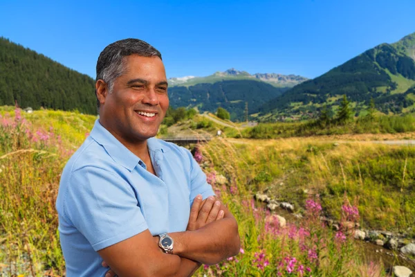 Knappe Middenleeftijd Spaanse Man Buiten Natuur Portret Zwitserse Alpen — Stockfoto