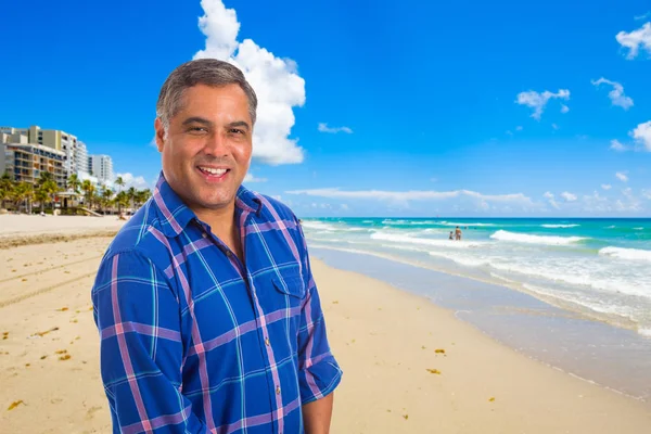 Beau Moyen Âge Hispanique Homme Extérieur Plage Portrait — Photo