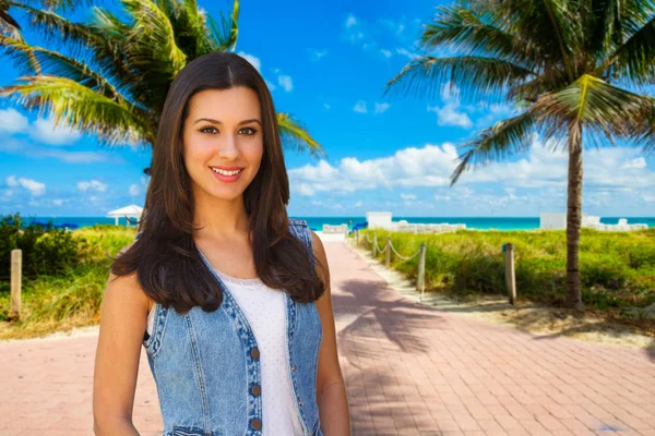 Beautiful Fiul Young Woman Outdoor Portrait Enjoying Beach — стоковое фото