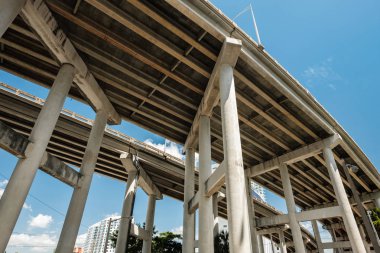 Interstate 95 Miami şehir çalışan havaya doğru görünümü.