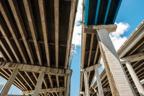 Interstate 95 Miami şehir çalışan havaya doğru görünümü.