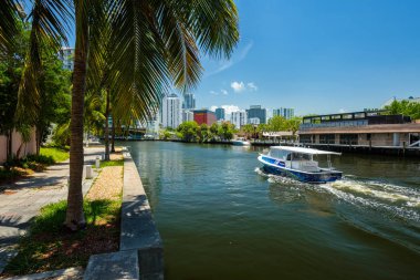 Miami, Florida ABD - 9 Temmuz 2018: Doğal Miami Riverwalk cityscape Dock ve tekneler ve şehir manzarası ile.