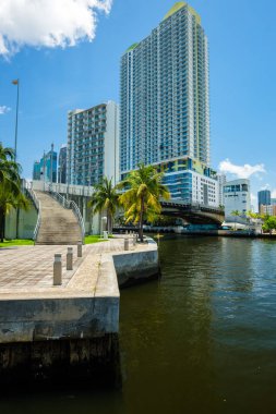 Miami, Florida ABD - 9 Temmuz 2018: Doğal downtown Miami cityscape gökdelenler ve palmiye ağaçları riverwalk boyunca.