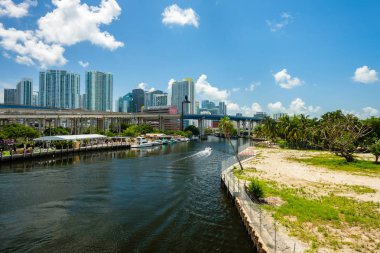 Miami, Florida ABD - 9 Temmuz 2018: Doğal Miami River cityscape Dock ve tekneler ve şehir manzarası ile.
