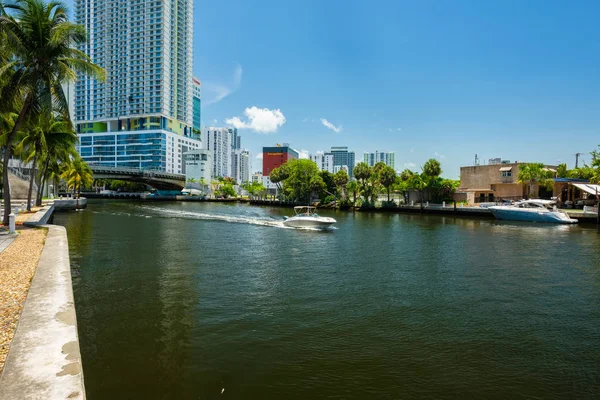 Miami, Florida ABD - 9 Temmuz 2018: Doğal Miami River cityscape Dock ve tekneler ve şehir manzarası ile.