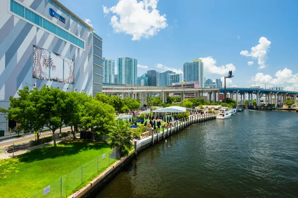 Miami, Florida ABD - 9 Temmuz 2018: Doğal Miami River cityscape Dock ve tekneler ve şehir manzarası ile.