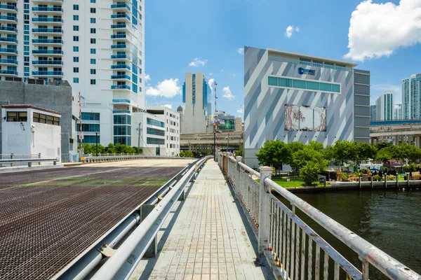 Miami, Florida ABD - 9 Temmuz 2018: Doğal Miami River cityscape yakınındaki şehir bölge güneybatı 1 Street asma köprü üzerinde.