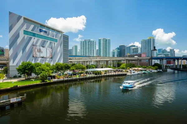Miami, Florida ABD - 9 Temmuz 2018: Doğal Miami River cityscape Dock ve tekneler ve şehir manzarası ile.