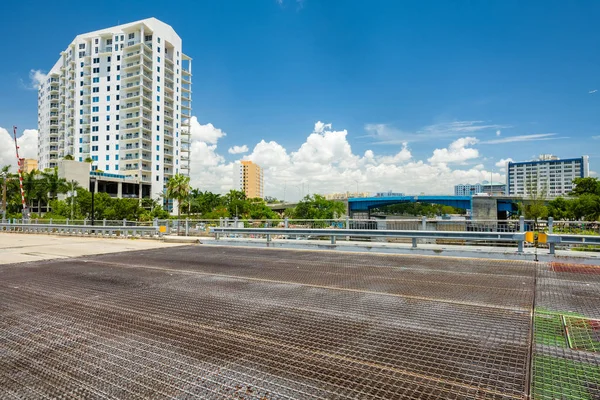 Downtown Miami yakınındaki Vintage Miami River asma köprü.