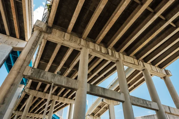 Interstate 95 Miami şehir çalışan havaya doğru görünümü.