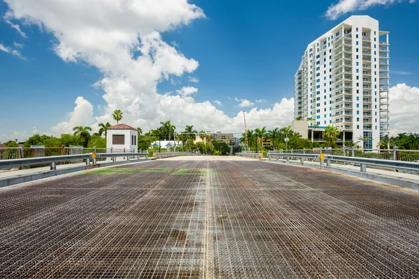 Downtown Miami yakınındaki Vintage Miami River asma köprü.