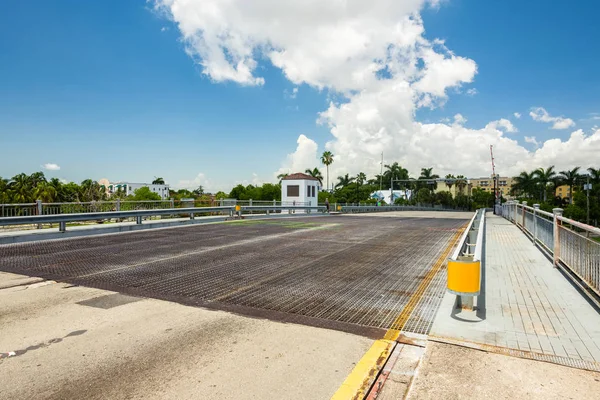 Downtown Miami yakınındaki Vintage Miami River asma köprü.