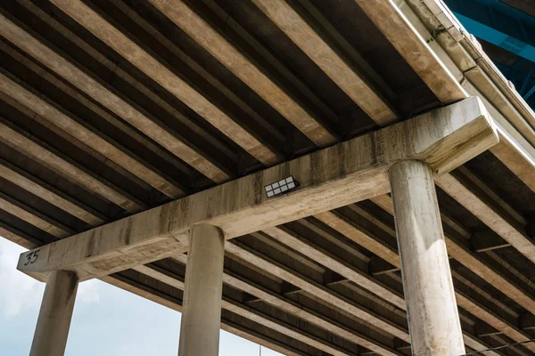 Miami şehir çalışan Interstate 95 karayolu havaya doğru görünümü.