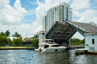 Miami, Florida ABD - 8 Temmuz 2018: Doğal Miami River cityscape Flagler Batı asma köprü altında seyir bir yat ile.