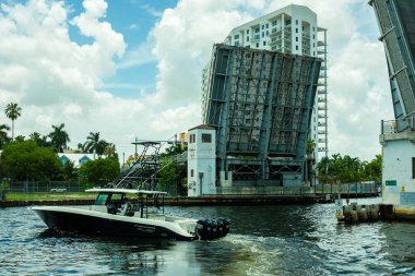 Miami, Florida ABD - 8 Temmuz 2018: Doğal Miami River cityscape tarafından normal hızda bir balıkçı teknesi ile Batı Flagler asma köprü.