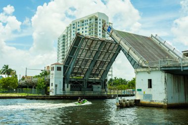 Miami, Florida ABD - 8 Temmuz 2018: Doğal Miami River cityscape Flagler Batı asma köprü altında normal hızda jet ski ile.