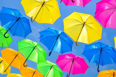 Güzel görüntü renkli asılı şemsiye Miami'de açık bir Plaza.