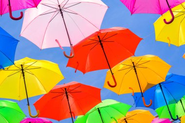 Güzel görüntü renkli asılı şemsiye Miami'de açık bir Plaza.