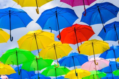 Güzel görüntü renkli asılı şemsiye Miami'de açık bir Plaza.