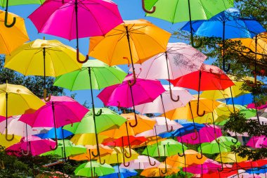 Güzel görüntü renkli asılı şemsiye Miami'de açık bir Plaza.