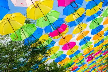 Güzel görüntü renkli asılı şemsiye Miami'de açık bir Plaza.