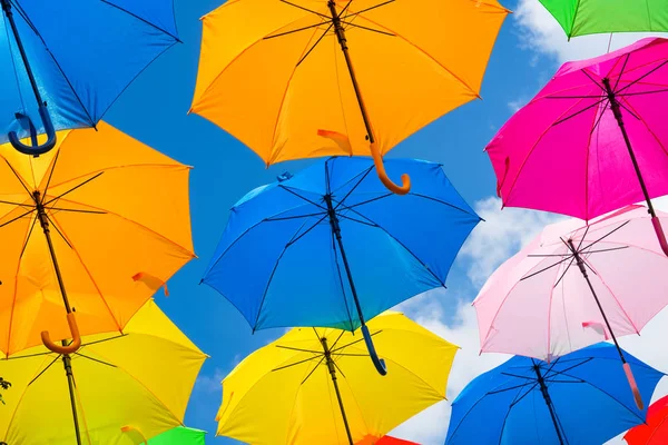 Schöne Anzeige Der Bunten Hängenden Regenschirme Auf Einem Platz Freien — Stockfoto