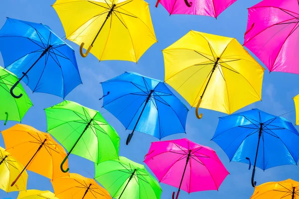 Güzel görüntü renkli asılı şemsiye Miami'de açık bir Plaza.