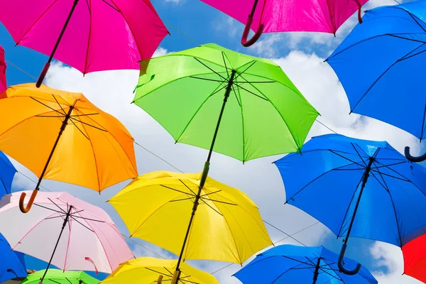 Güzel görüntü renkli asılı şemsiye Miami'de açık bir Plaza.