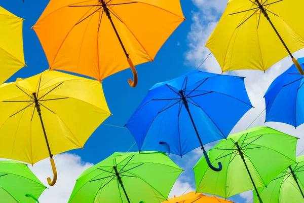 Güzel görüntü renkli asılı şemsiye Miami'de açık bir Plaza.