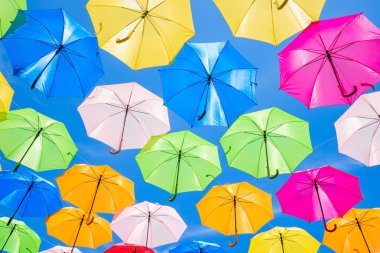 Güzel görüntü renkli asılı şemsiye Miami'de açık bir Plaza.