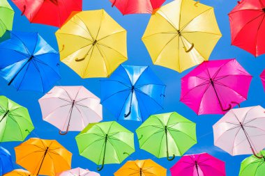 Güzel görüntü renkli asılı şemsiye Miami'de açık bir Plaza.