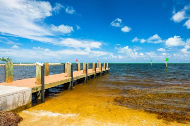 Küçük bir rıhtım boyunca popüler Florida Keys doğal görünümünü.