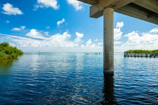 Живописный Вид Популярный Florida Keys Вдоль Водного Пути Лодками Курсирующими — стоковое фото