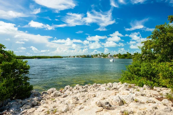 Vista Panorâmica Popular Florida Keys Longo Uma Navegável Com Barcos — Fotografia de Stock