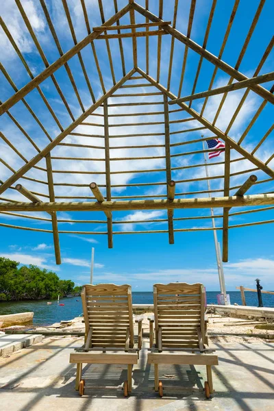 Schilderachtig Uitzicht Populaire Florida Keys Onder Een Tiki Hut — Stockfoto