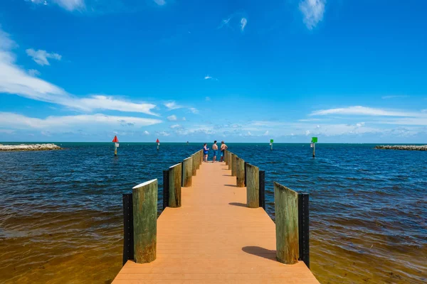 Key Largo Flórida Agosto 2018 Visitantes Desfrutando Vista Cais Cénico — Fotografia de Stock