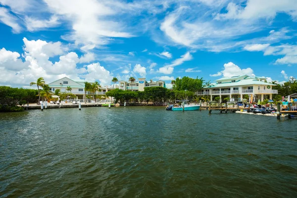 Key Largo, Florida - 17 Ağustos 2018: Doğa manzaralı butik tarzı oceanfront resort popüler Florida Keys.