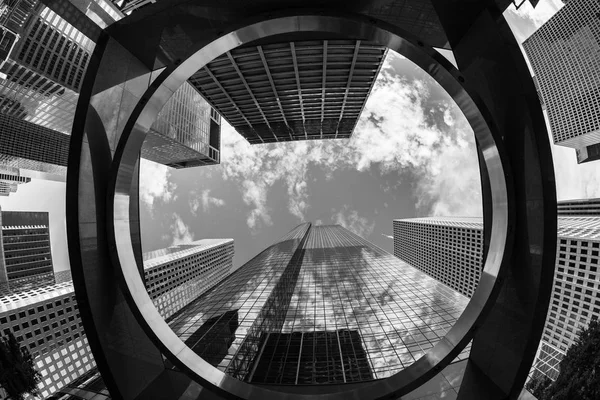 Skyward Vista Occhio Pesce Del Centro Grattacieli Bianco Nero — Foto Stock