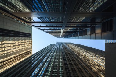 Chicago şehir merkezinde modern gökdelenlerin havaya doğru Özet görünümü.