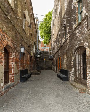 Savannah, Georgia ABD - 25 Nisan 2016: Cityscape Riverfront Plaza vintage mimarlık tarihi kent merkezinde Savannah Nehri boyunca.