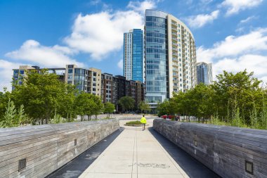 Austin, Texas ABD - 14 Nisan 2016: Lamar Caddesi yaya köprüsü popüler bir cadde şehir bölgesinde Colorado Nehri bitti.