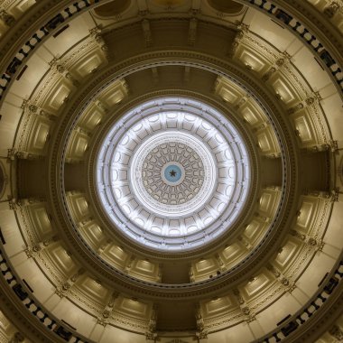 Austin, Texas ABD - 9 Nisan 2016: Güzel iç kubbe 1888 yılında tamamlanmış ve Merkez İlçe Kongresi cadde üzerinde bulunan tarihi Texas devlet Capitol binası.