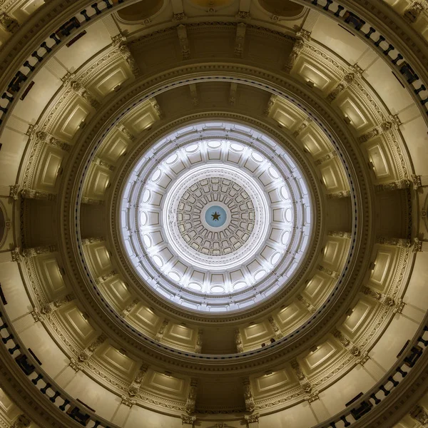 美国德克萨斯州奥斯汀 2016年4月9日 历史悠久的德州国会大厦的美丽内饰圆顶建成于 1888年 位于市中心区的国会大道上 — 图库照片