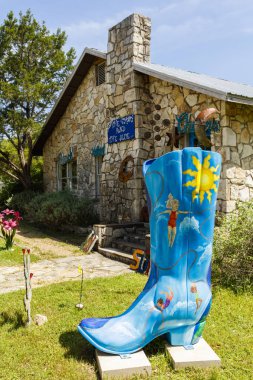 Wimberley, Texas ABD - 6 Nisan 2016: Renkli önyükleme sanat heykel sergilenen Wimberley küçük Texas Hill ülke şehir.