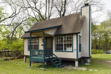 Wimberley, Texas ABD - 6 Nisan 2016: Minik yazlık ahşap çerçeve ev Texas Hill Country bu küçük rustik kasabasında.