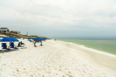 Seaside, Florida ABD - 29 Mart 2016: beyaz kum plaj bu popüler Kuzey Florida panhandle toplumda zevk ziyaretçi.