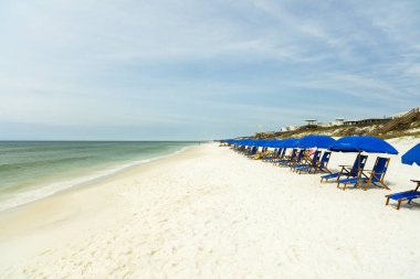 Seaside, Florida ABD - 29 Mart 2016: beyaz kum plaj bu popüler Kuzey Florida panhandle toplumda zevk ziyaretçi.