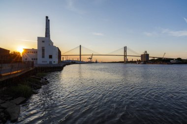 Savannah Nehri Gürcistan Talmadge Memorial Köprüsü ile doğal gün batımı görünümü.