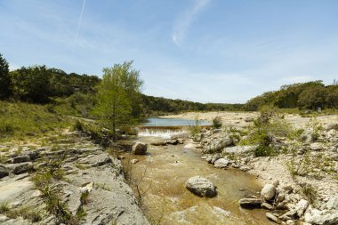 Texas Hill Country kaygan creek yolda.